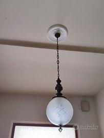Lampadario a a boccia  vetro e legno vintage