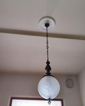 Lampadario a a boccia  vetro e legno vintage