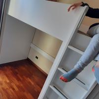 Letto a soppalco una piazza con armadio e libreria