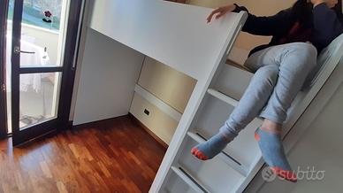 Letto a soppalco una piazza con armadio e libreria