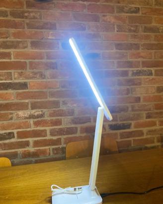 Lampada LED da scrivania – luce regolabile.