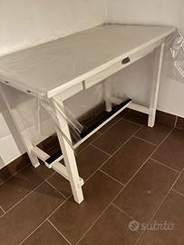 Tavolo legno laccato mod.alto con sgabelli di Ikea