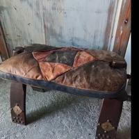 Sgabello con sella di cammello 