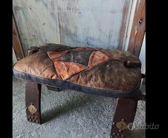 Sgabello con sella di cammello 