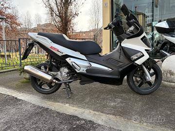 Aprilia SR Max 300 - 2012