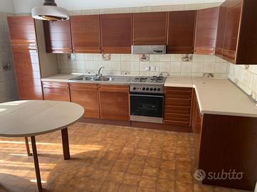 Cucina SCIC completa di tavolo