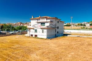 Ampia villa con grande giardino e notevole potenzi