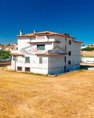 Ampia villa con grande giardino e notevole potenzi