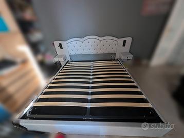 Letto Matrimoniale con Cassettone e Luci LED