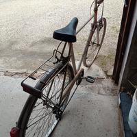 Bicicletta da città vintage bianca – funzionante
