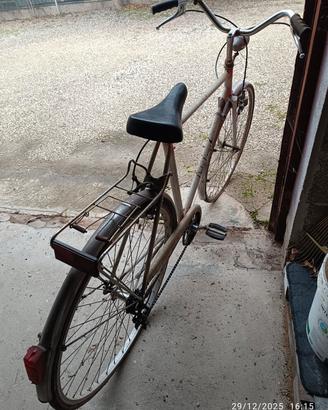 Bicicletta da città vintage bianca – funzionante