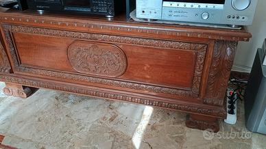 Cassapanca intagliata