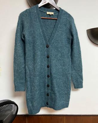 Felpa grigia con cappuccio dallo stile d'avanguard