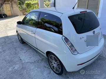 Lancia y momo designer