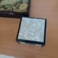 scatola in madreperla e scatola illustrata