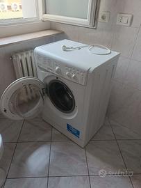 Lavatrice e frigo free standing grigio Indesit  