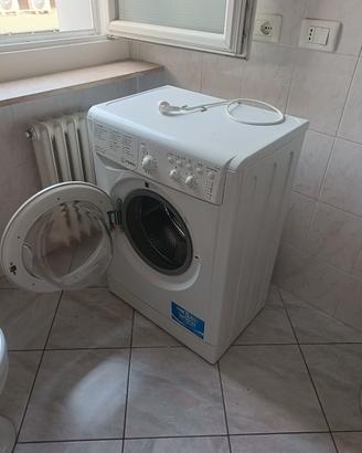 Lavatrice e frigo free standing grigio Indesit  