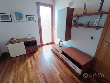 Soggiorno finiture ciliegio e avorio papiro