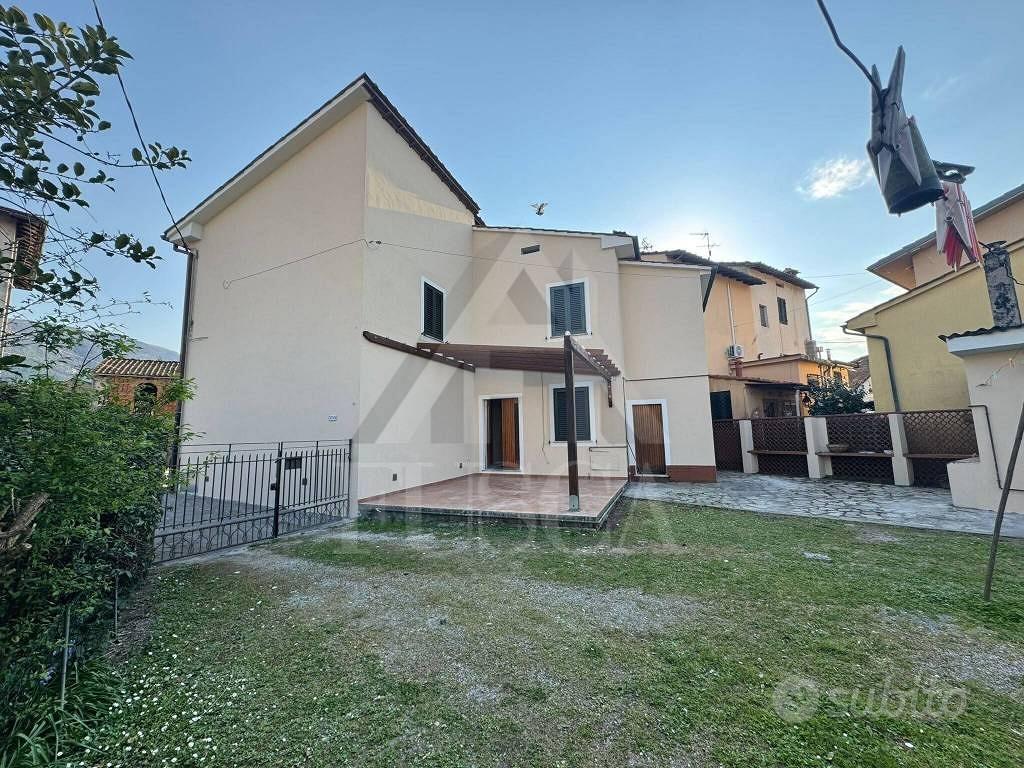 Villa di 285 m² con più di 5 locali a Lucca