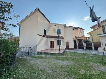 Villa di 285 m² con più di 5 locali a Lucca