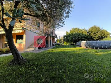 APP. 3 CAMERE PIANO PRIMO SU CASA SINGOLA "RIF. V