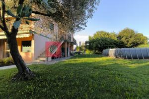 APP. 3 CAMERE PIANO PRIMO SU CASA SINGOLA "RIF. V