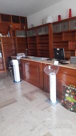 Arredamento completo in legno - Librerie e Bancone
