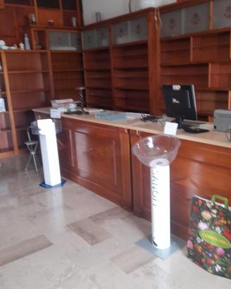 Arredamento completo in legno - Librerie e Bancone