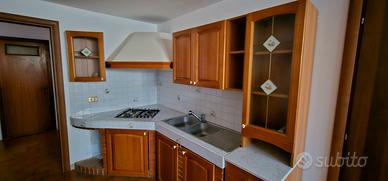 Cucina con cappa angolare