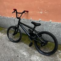 Bici BMX nera