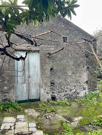 Stazzo, terreno agricolo 4.400mq e deposito 28mq