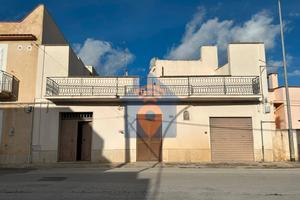 Castelvetrano Ind. Con Spazio Esterno E Terrazzo