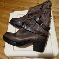 stivaletto con borchie marrone