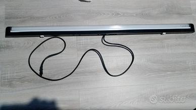 Plafoniera lunga con neon luce blu