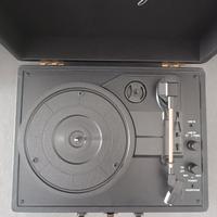 Giradischi vintage con casse integrate.