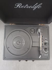 Giradischi vintage con casse integrate.