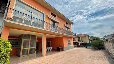 Casa bifamiliare con ampio giardino