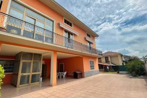 Casa bifamiliare con ampio giardino