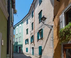 MUGGIA, palazzo cielo terra,da ristrutturare