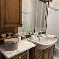 Mobile bagno in noce nazionale con piano in marmo