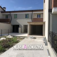 CASA BIFAMILIARE A SCHIERA DISPOSTA SU DUE LIVELLI