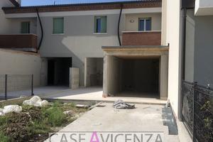 CASA BIFAMILIARE A SCHIERA DISPOSTA SU DUE LIVELLI