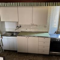 cucina completa di lavello e scolapiatti
