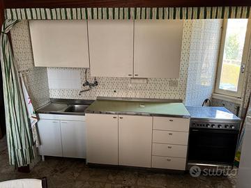 cucina completa di lavello e scolapiatti