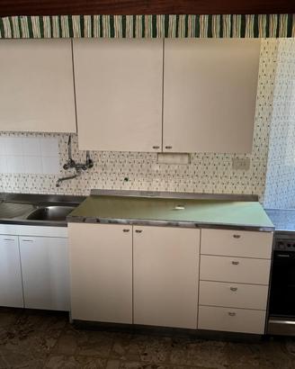cucina completa di lavello e scolapiatti