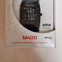 Polar M400 con fascia cardio e sensore.