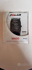 Polar M400 con fascia cardio e sensore.
