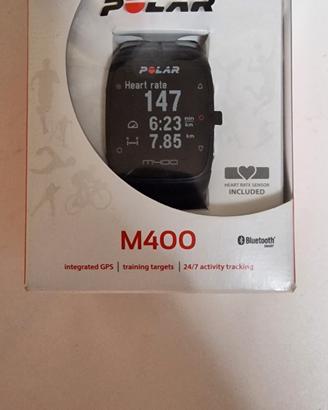 Polar M400 con fascia cardio e sensore.
