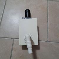 Sifone ad incasso per scarico dell'acqua