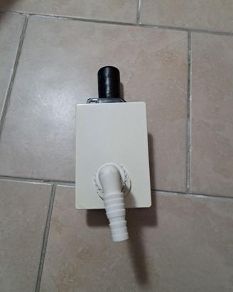 Sifone ad incasso per scarico dell'acqua